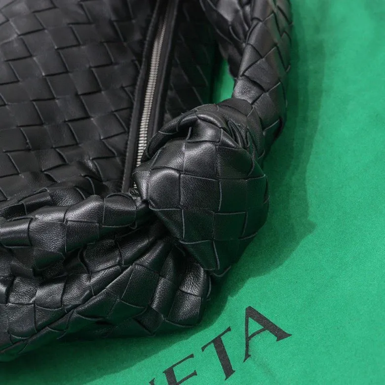 Batch 1460 BV Bottega Veneta 2022 Early Spring New Ladies Medium JODIE Handbag BV Bag 🔥The new method is to round the corners on the original basis and knot the round hobo bag with classic woven leather. The most iconic triangular pull-out design, using sheepskin draped soft shape, is super suitable for concave shapes~ Jodie feels really gentle to people, and is definitely the best item for daily matching. It has the same weave, new elements and twists, and is versatile. It is the new favorite of street style Internet celebrities! Size: 36*21*13 Model: 6697